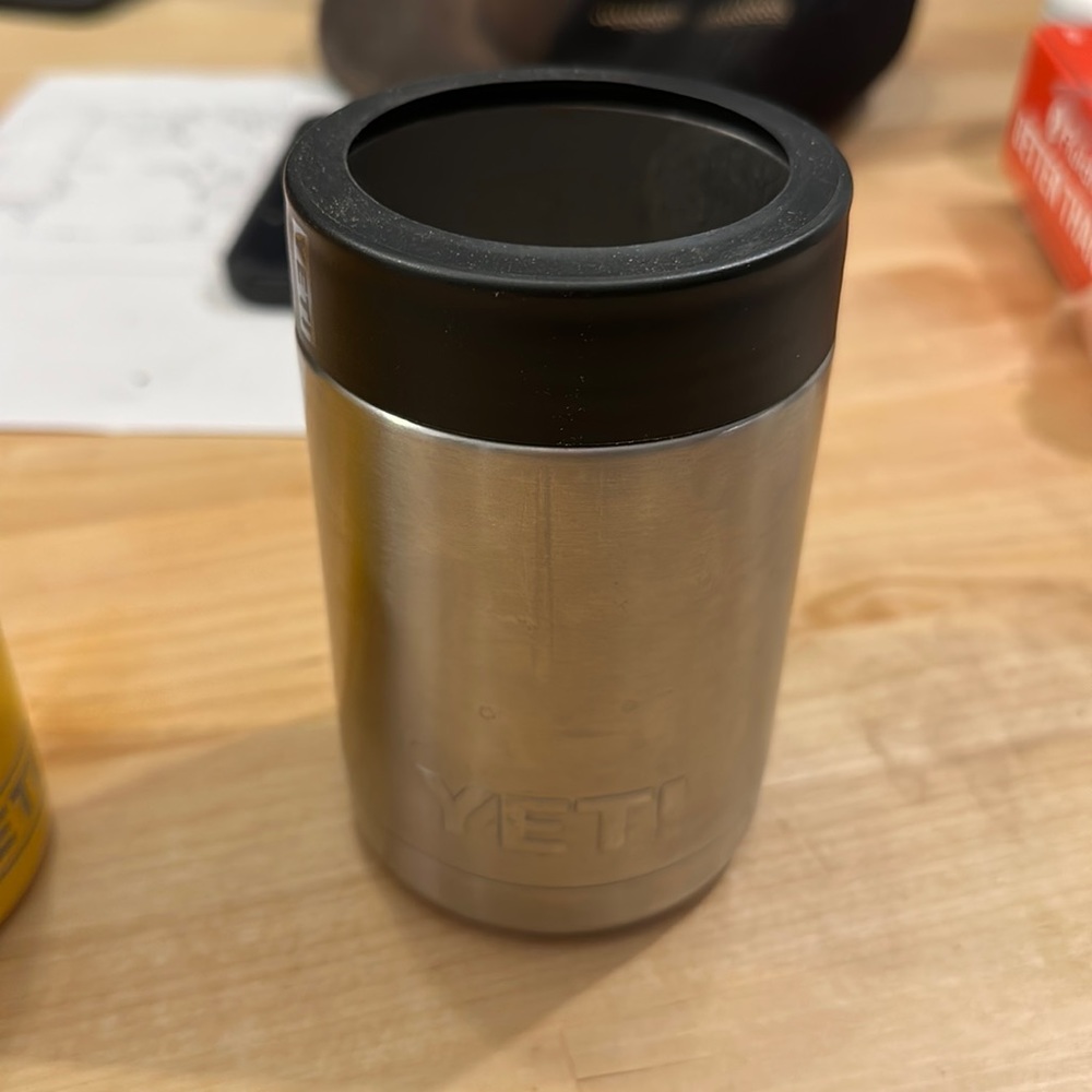 Yeti silver 12oz can cooler